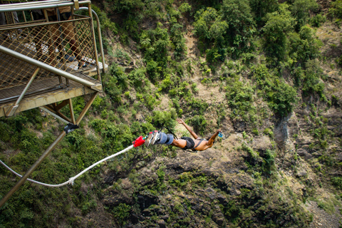 Saut à l&#039;élastique sur le pont des chutes Victoria