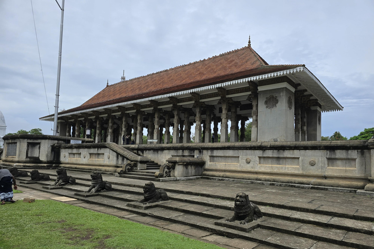 Colombo: Hidden Gems City Tour with Temples and Markets