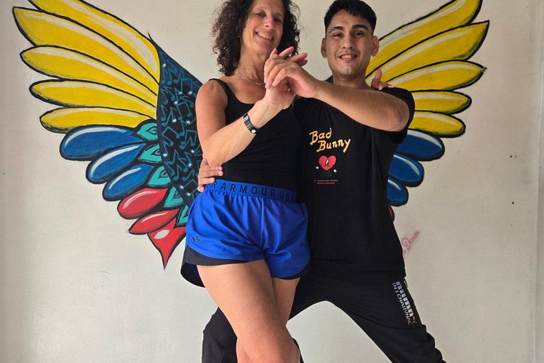 Cali: Salsa Night Tour with Pro Instructors Cali: Nighttime Salsa Sightseeing Tour with Pro Instructors