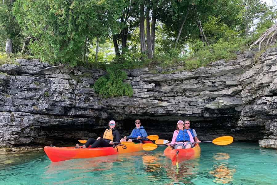 Sturgeon Bay: Kajak-Tour in Cave Point. Foto: GetYourGuide
