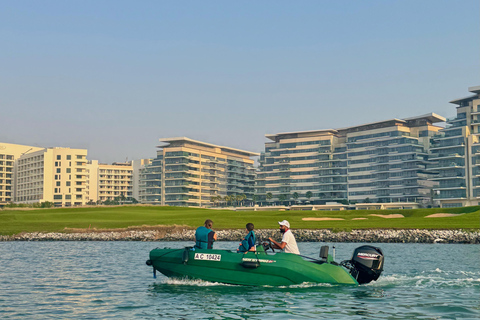 Tour de áudio pela Ilha Yas, condução própria guiada em grupo, fácil e divertidoSeaRay 25 FT • Com o capitão Bayside • Perfeito para até 6 pessoas