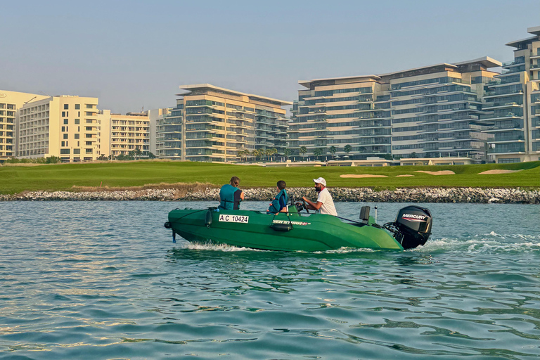 Tour de áudio pela Ilha Yas, condução própria guiada em grupo, fácil e divertidoSeaRay 25 FT • Com o capitão Bayside • Perfeito para até 6 pessoas