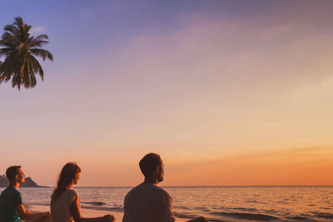 جيلي تراوانجان: يوغا على الشاطئ عند شروق الشمس وغروبها في جزيرة جيلييوغا على الشاطئ عند شروق الشمس 