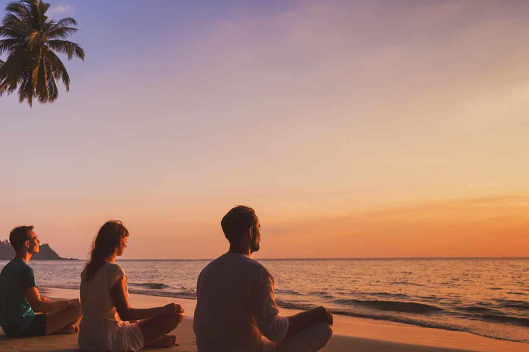 جيلي تراوانجان: يوغا على الشاطئ عند شروق الشمس وغروبها في جزيرة جيلييوغا على الشاطئ عند شروق الشمس 