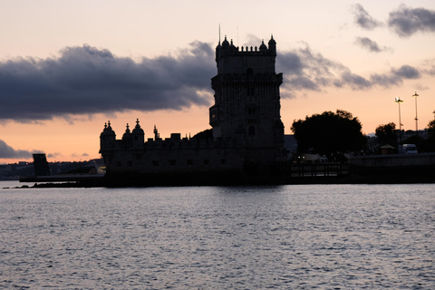 Lisboa: Passeio de barco ao pôr do sol com bebidas e petiscosLisboa: Passeio particular de veleiro ao pôr do sol com bebidas e petiscos