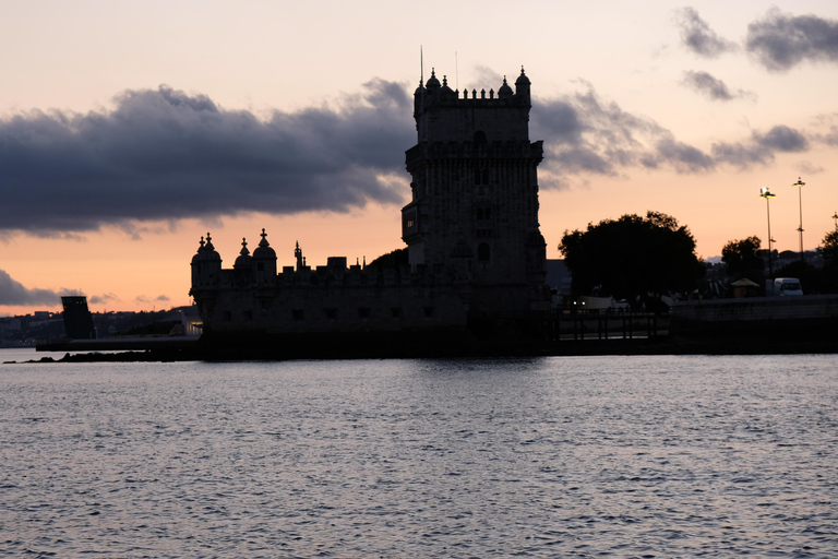 Lisboa: Passeio de barco ao pôr do sol com bebidas e petiscosLisboa: Passeio particular de veleiro ao pôr do sol com bebidas e petiscos