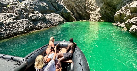 Sesimbra: Speedboat Tour of Caves & Secret Beaches