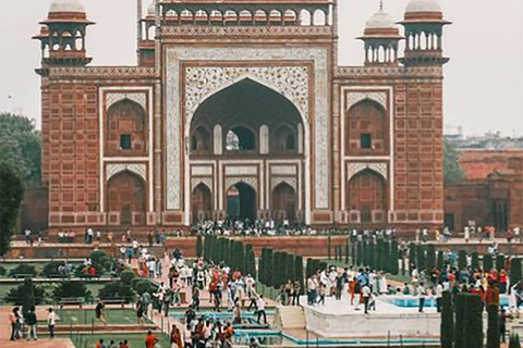 Depuis Delhi : visite privée du Tajmahal Sunrise et d&#039;Agra en voitureseulement voiture ac avec chauffeur et visite guidée privée en direct seulement