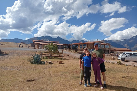 PICNIC CON LLAMA E ALPACA NELLA VALLE SACRA DI CUSCO, PERÙPicnic con lama e alpaca nella Valle Sacra di Cusco, Perù