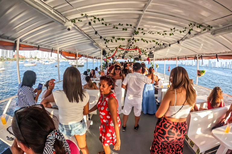 Baie de Carthagène : promenade en bateau au coucher du soleil avec danse et open bar