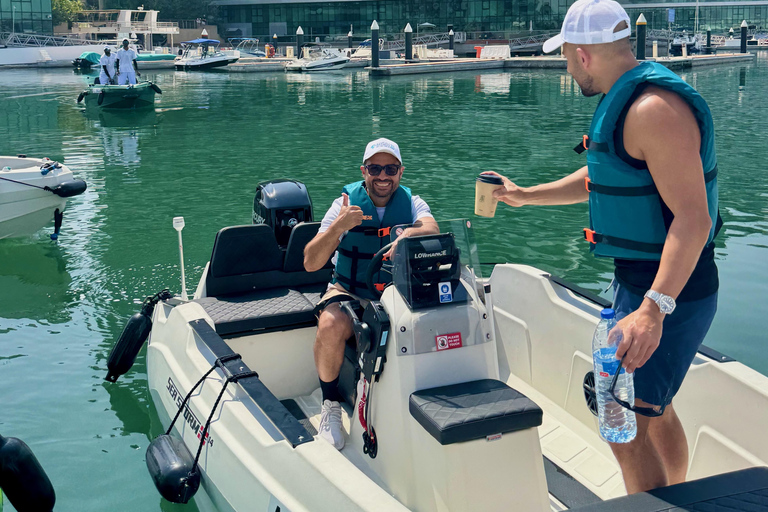Tour de áudio pela Ilha Yas, condução própria guiada em grupo, fácil e divertidoSeaRay 25 FT • Com o capitão Bayside • Perfeito para até 6 pessoas