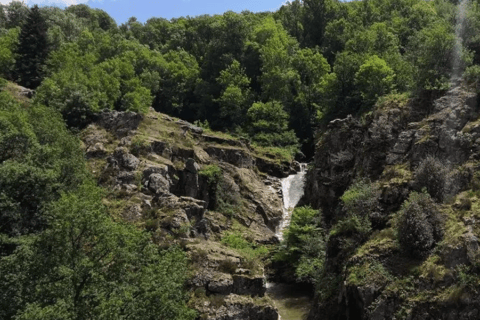 The Wonders of Arifat: A Journey to the Enchanted Waterfall