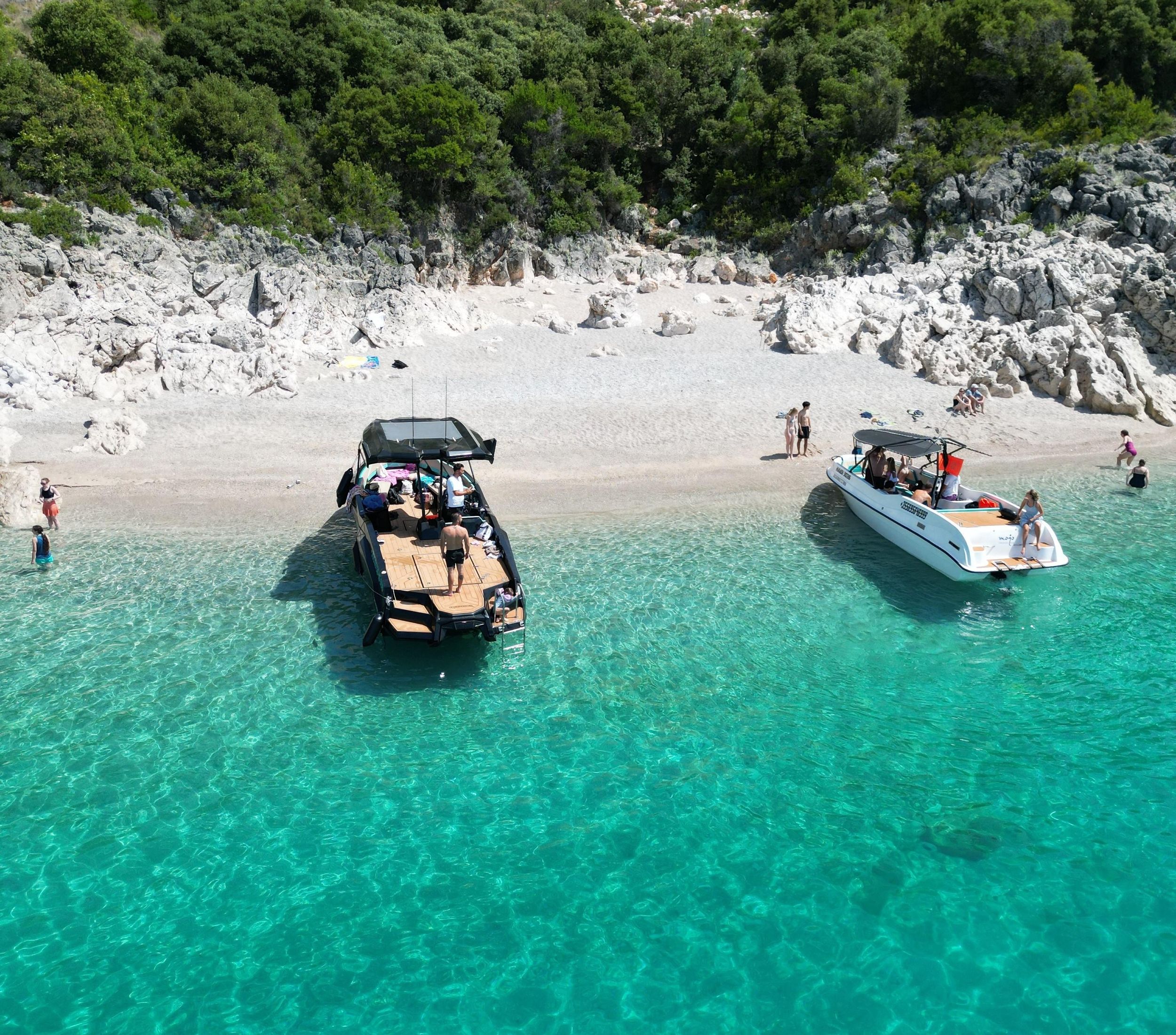 Von Himarë zur Piratenhöhle: Bootstour zu 11 Sehenswürdigkeiten mit 3 Schwimmpausen