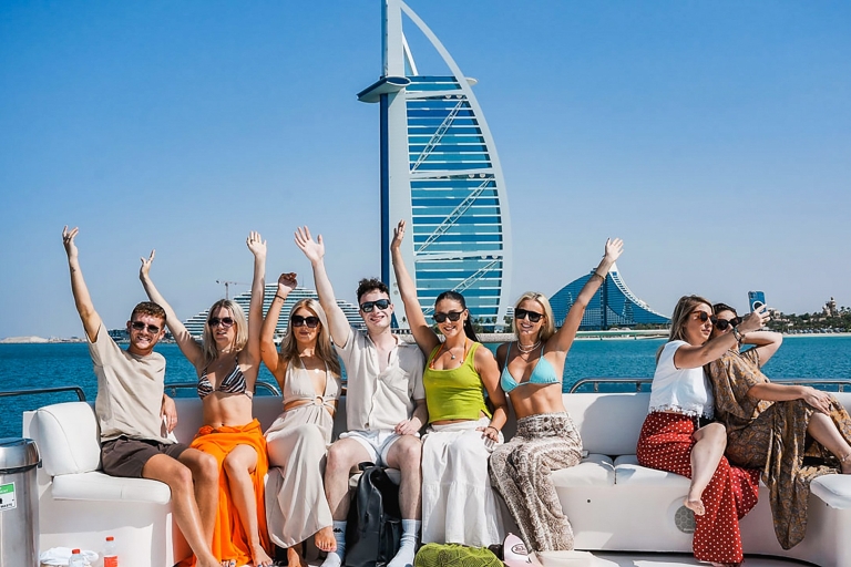 Dubaj Marina: rejs jachtem ze śniadaniem lub grillem2-godzinny rejs o zachodzie słońca z kolacją z grilla