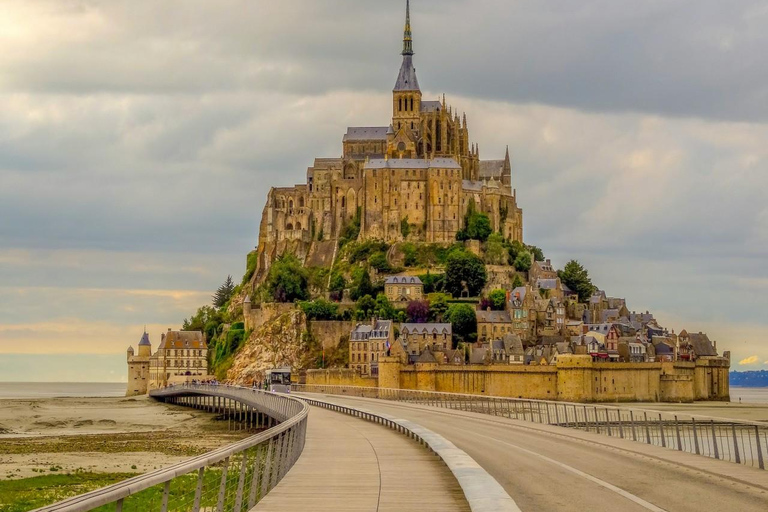 From Paris: Mont Saint-Michel Guided Day Trip with Entry