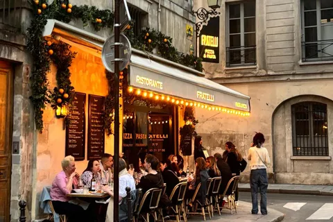 Paris: Private Guided Tour with a Local in English/Russian