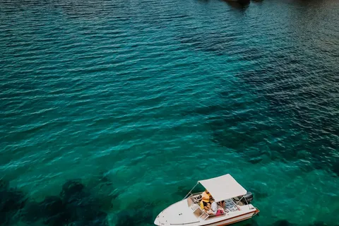 Cagliari: Tour on the Boat and Aperitivi Experience