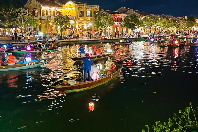 Hoi An: Bootsfahrt auf dem Hoai-Fluss mit LaternenumzugHoi An: Bootsfahrt auf dem Hoai-Fluss mit Blumenlaternenabwurf