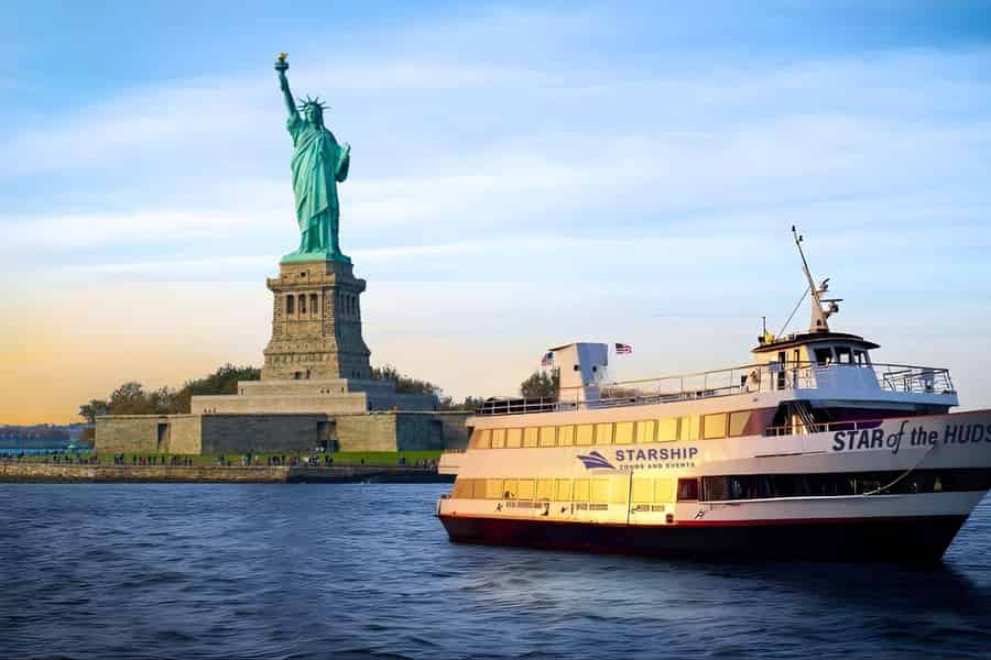 Silvester-Bootstour mit Feuerwerk und offener Bar. Foto: GetYourGuide Silvester-Bootstour mit Feuerwerk und offener Bar. Foto: GetYourGuide