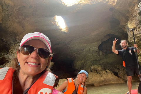 Benagil : Visite guidée en kayak à l&#039;intérieur des grottes et Praia da Marinha.