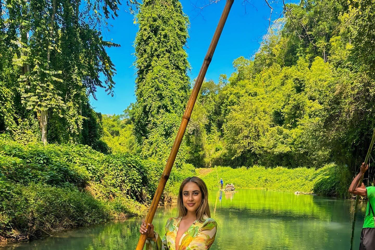 Excursión de un día en balsa de bambú por el río Martha Brae y safari por el pantanoDesde Montego Bay