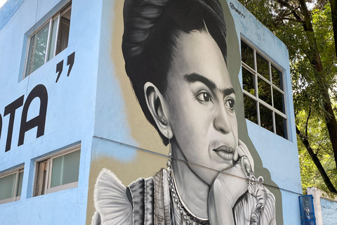 Mexico City: Intimate Frida Walking Tour & La Casa Azul.