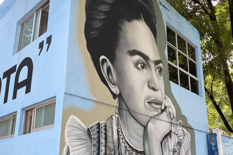 Mexico City: Intimate Frida Walking Tour & La Casa Azul.