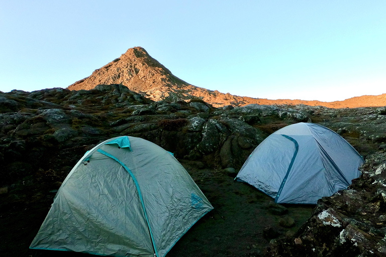 Isola di Pico: noleggio attrezzatura per campeggio notturno sul Monte PicoIsola di Pico: noleggio dell&#039;attrezzatura per il campeggio notturno sul Monte Pico