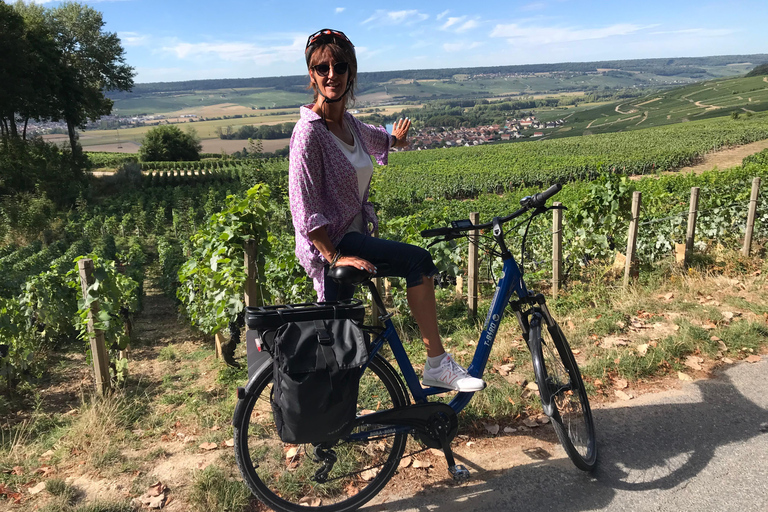 Paseo en bicicleta eléctrica con Angélique por ChampagnePaseo de Angélique en bicicleta eléctrica por Champaña