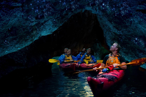 Rotorua: Excursión nocturna en kayak Starlight Gourmet con cena