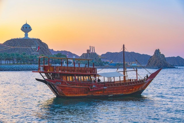 Visit Muscat - Omani Dhow Coastal and Sunset Cruise (2 hours) in Mascate, Omán