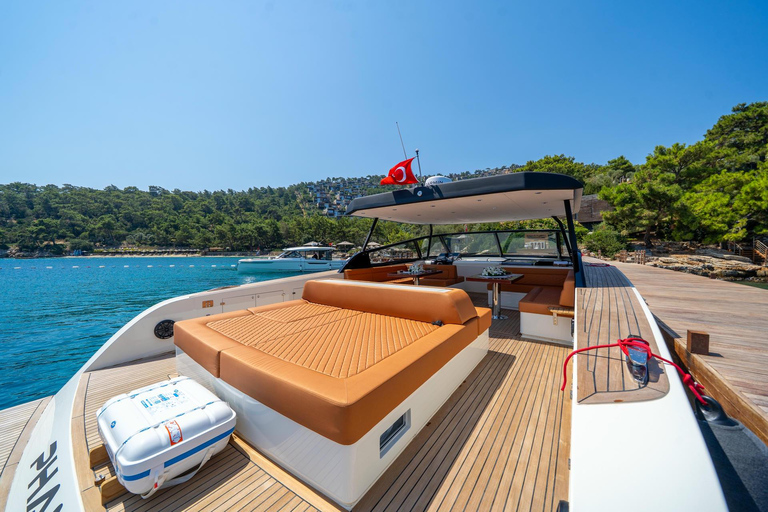 Yalıkavak: Private Yacht Cruise with Lunch & Drinks