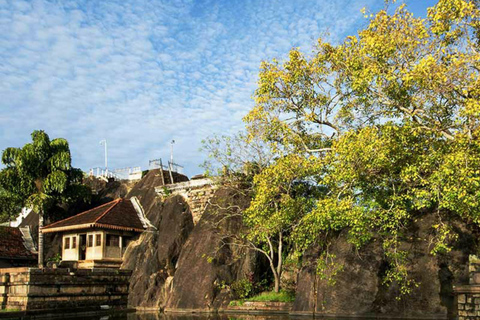 Kandy: Anuradhapura & Yapahuwa Kingdoms Day Trip