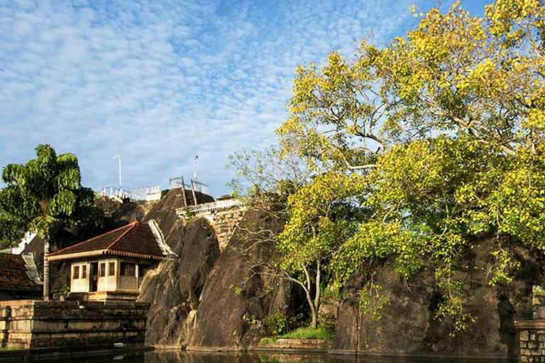 Kandy: Anuradhapura & Yapahuwa Kingdoms Day Trip
