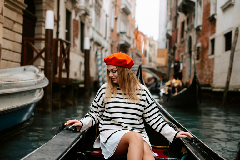 Venice: Photo Shoot with a Local Photographer and City Tour ELITE – 60 min | 50 photos + Gondola photos