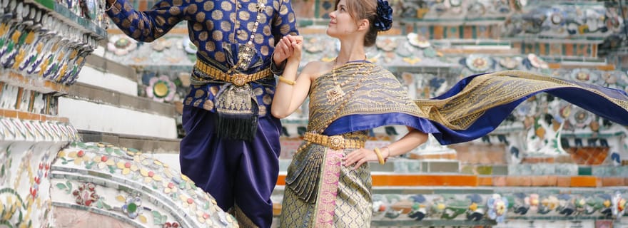 Photographe de costumes thaïlandais à Wat Arun/Pho à Bangkok