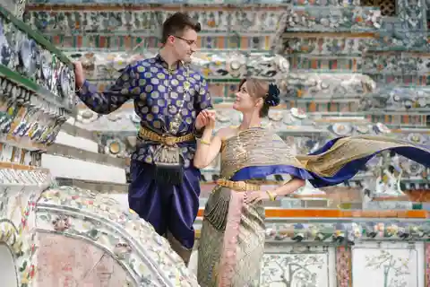 Photographe de costumes thaïlandais à Wat Arun/Pho à Bangkok