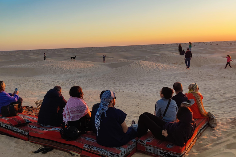 Es Sabra: cena beduina nel campo del Sahara tunisinoEs Sabra: cena beduina nel Sahara tunisino