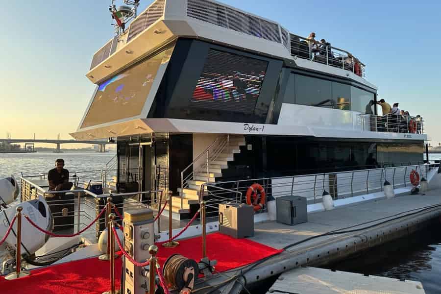 Dubai Canal: Luxusyacht-Dinner-Kreuzfahrt. Foto: GetYourGuide Dubai Canal: Luxusyacht-Dinner-Kreuzfahrt. Foto: GetYourGuide