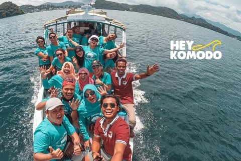 Dzielenie się Komodo Tour 4 Spot z tradycyjną drewnianą powolną łodzią