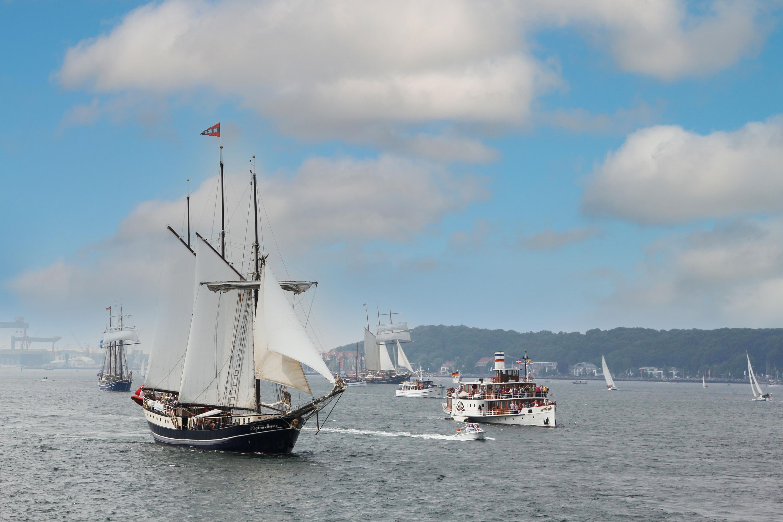 Kiel/Bahnhofsbrücke: Windjammerparade zur Kieler Woche auf der Förde-Adler