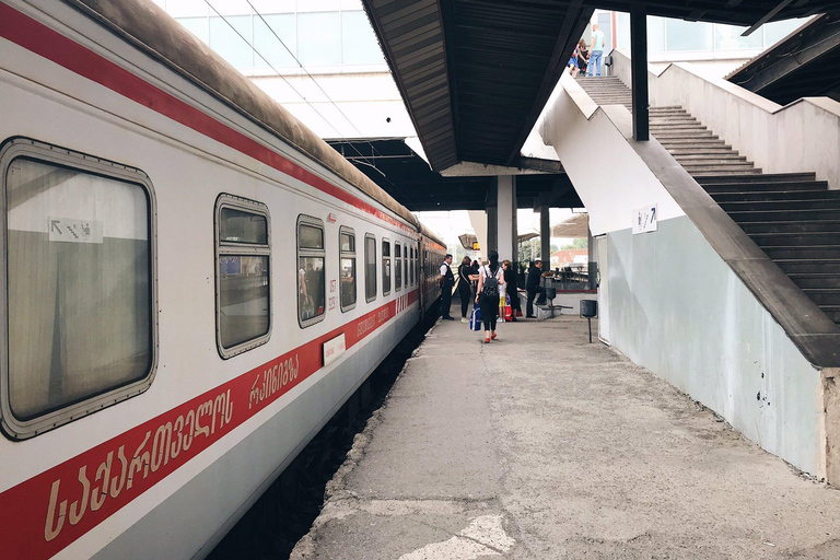 Train de Tbilissi à l&#039;aéroport de Kutaisi