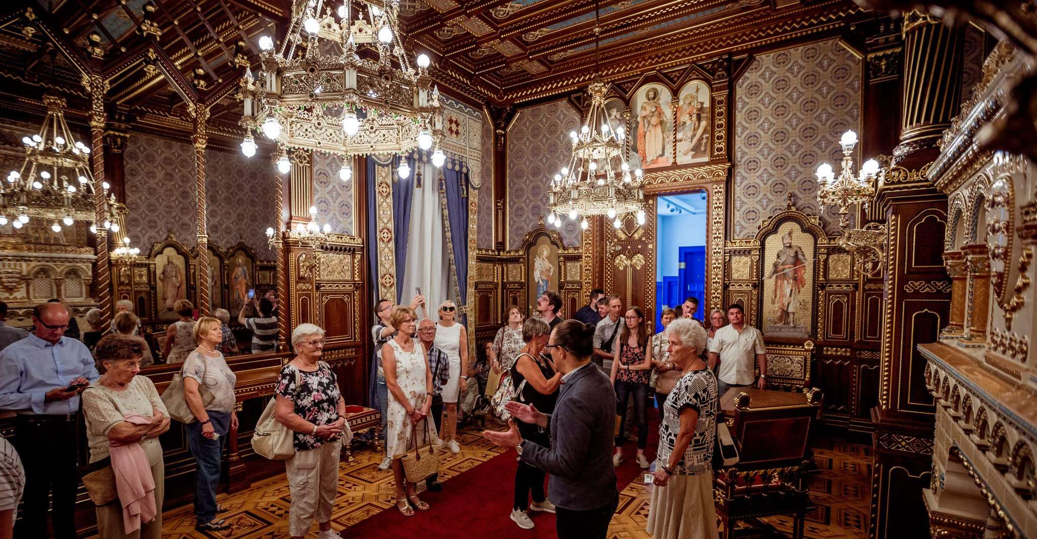 Budapest: Buda Castle Walk with Saint Stephen's Hall photo 6