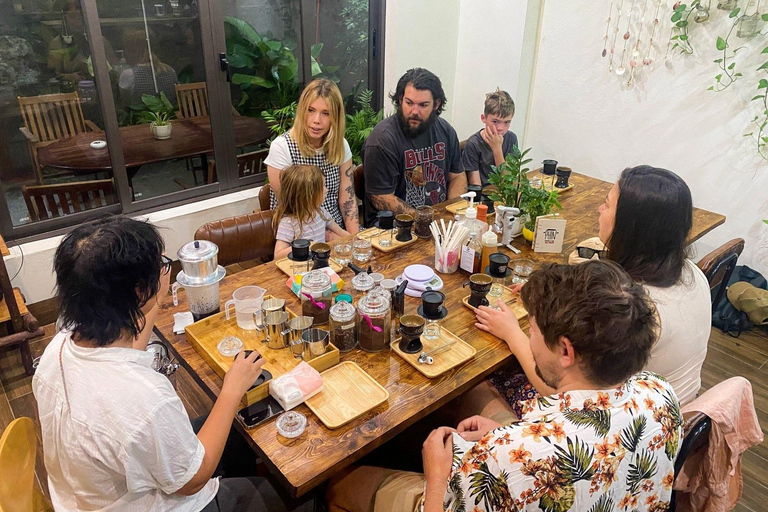 Da Nang: Hands-On Vietnamese Coffee Class with Local Host