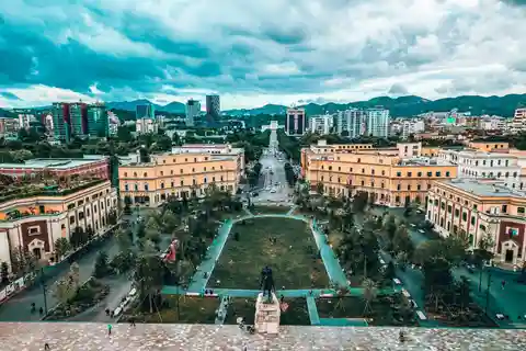 Gåtur gennem Tirana gennem byens historie og monumenter.