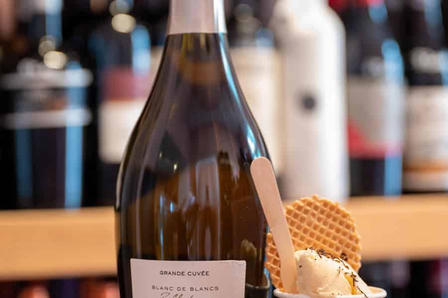 Köln: Eis und Wein Tasting im Kiosque Wine&Glory. Foto: GetYourGuide