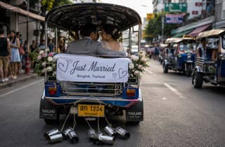 Bangkok: Hochzeits-Tuk-Tuk-Dosen & Langheckboot mit Champagner