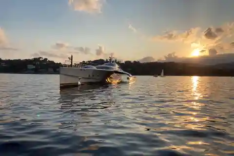 Nice : Visite privée au coucher du soleil sur un bateau à énergie solaire