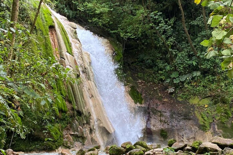 Da San Jose: Tour delle cascate e delle caverne fuori dal sentiero battuto