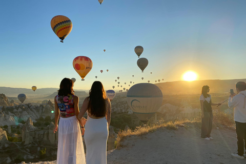 Kapadocja: Wycieczka ze śniadaniem na wschód słońcaOglądanie balonów z profesjonalnym fotografem